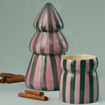 Bougie en céramique Cabana Christmas rayée rose/vert 184 g – Cannelle & Clou de girofle