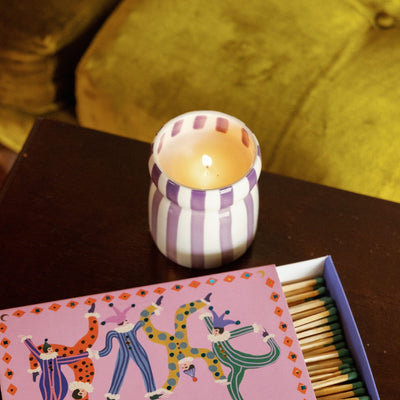 Bougie en céramique Cabana rayée violette 184 g – Waikiki Waters