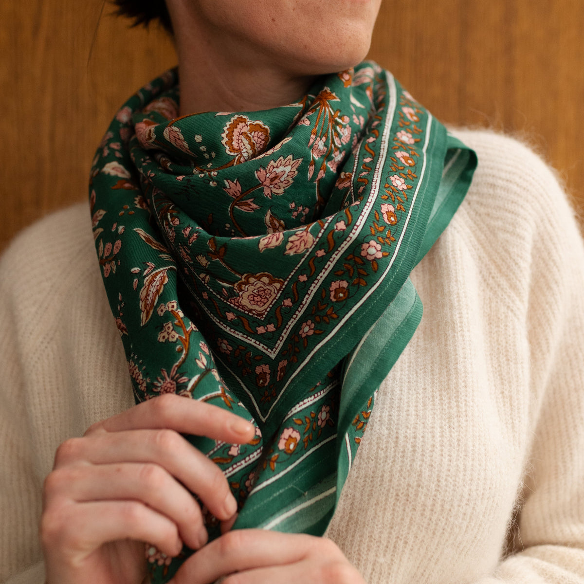 Grand foulard fleuri - Nesta Ivy